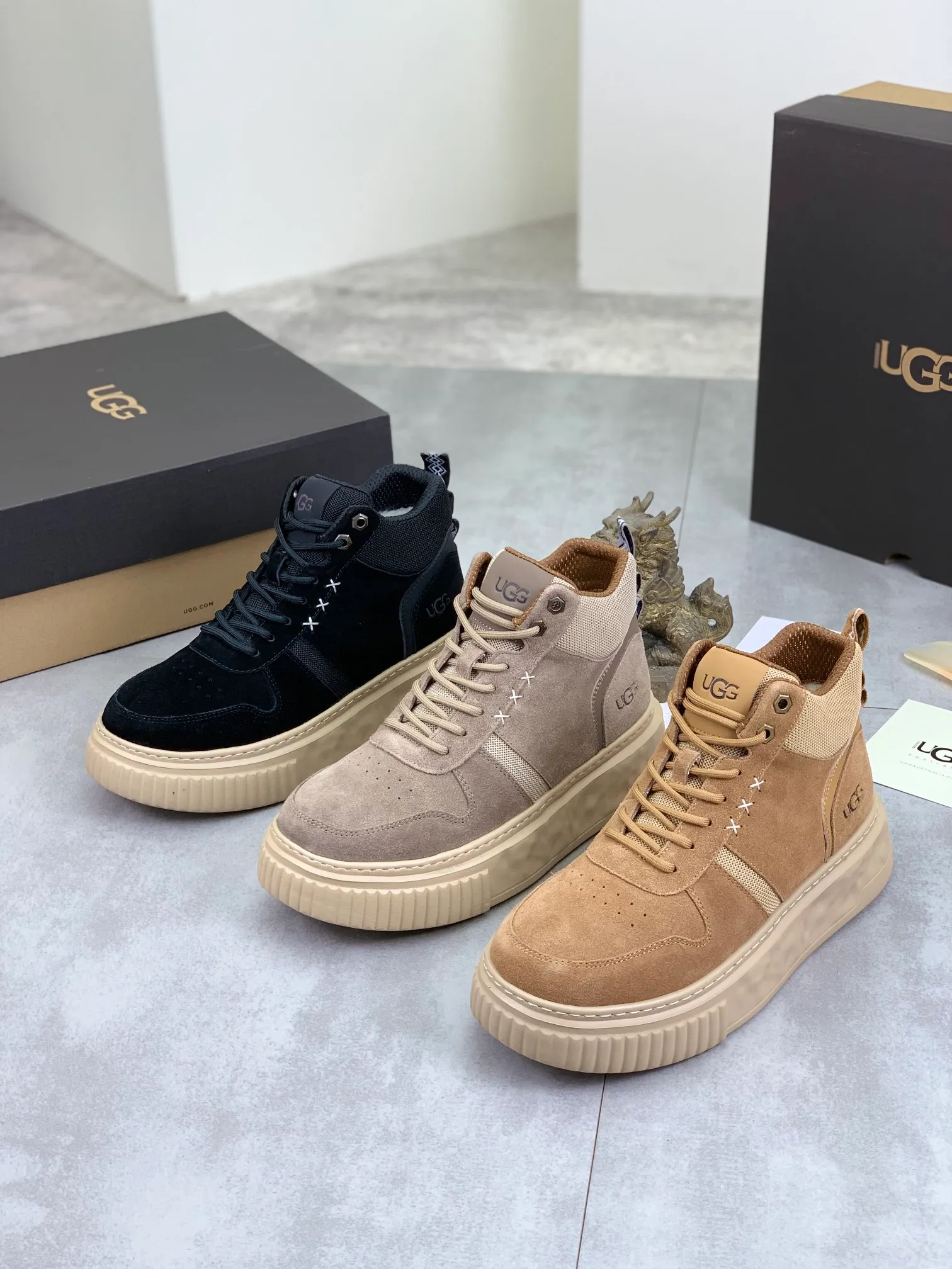 Men's shoes 💰P640 [New style] 💰 🆘 "Real wool" [UGG] 👉The popular men's shoes are synchronized with the official website 🔰The quality of the genuine products [satisfied] is not comparable to the imitations in the general market 🌀The upper is imported Italian frosted cowhide, and the lining is: foot pad 🅰️ grade 🐑Real wool👻Only Grade A can show the effect The hand feels smooth and delicate 🔱The shoe shape is grand, only genuine manufacturers can do it 🎄The perfect toughness of the original outsole 👻⬛️ allows customers to say goodbye to one-time consumption. Real wool lining, super warm. Available in black, brown and gray. Size: 39-44